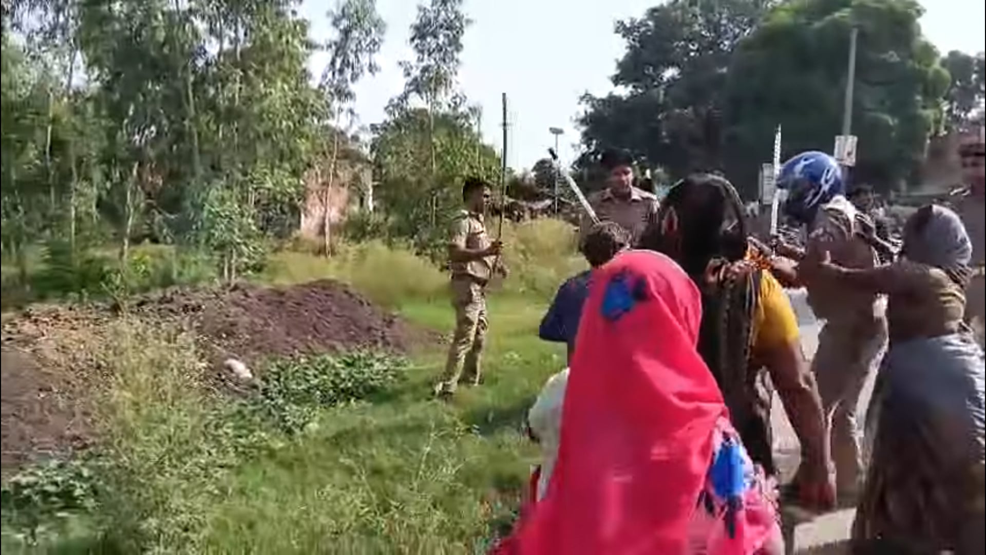 ग्राम प्रधान को पुलिस द्वारा हिरासत में लिए 

जाने के विरोध में ग्रामीणों ने पुलिस चौकी का घेराव कर प्रदर्शन किया। इस दौरान बड़ी संख्या में महिलाएं भी मौके पर पहुंचकर उग्र हो गईं। स्थिति तनावपूर्ण होने पर पुलिस ने भीड़ को नियंत्रित करने के लिए लाठीचार्ज किया। घटना के बाद क्षेत्र में तनाव का माहौल है और पुलिस बल तैनात कर स्थिति पर नजर रखी जा रही है।