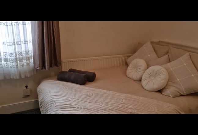Huge, Spacious king size rooms in a Victorian 🏚️ Main Photo
