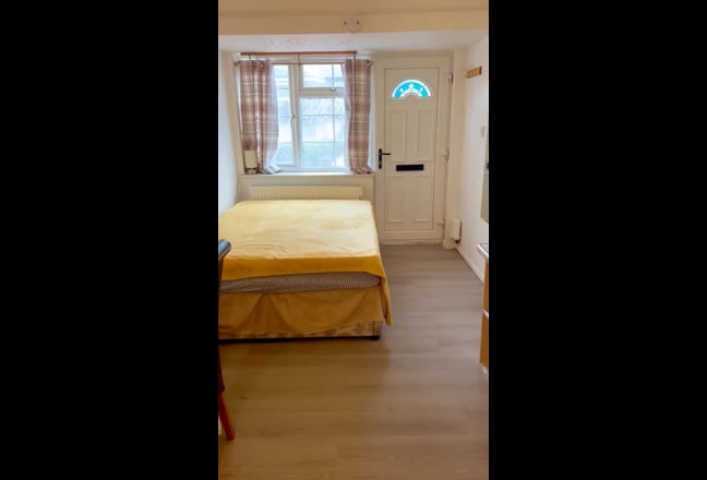 🔥New Flooring Quiet Studio+Own  Access 🔥Bills inc. Main Photo