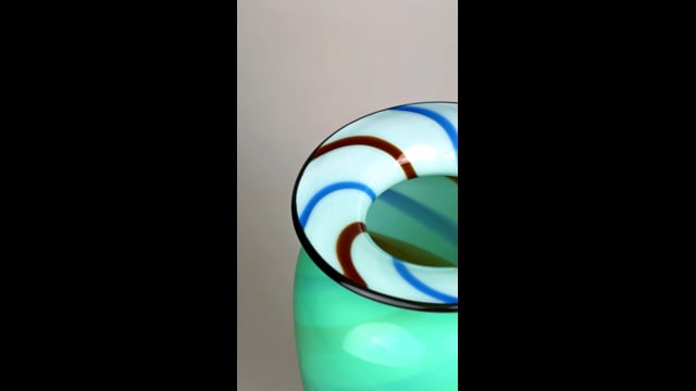 Vaso Verde Leitoso com Efeito Espiral Interno