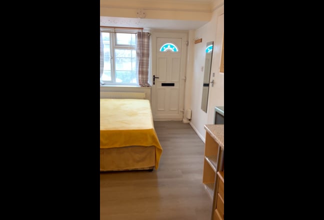 🔥New Flooring Quiet Studio+Own  Access 🔥Bills inc. Main Photo