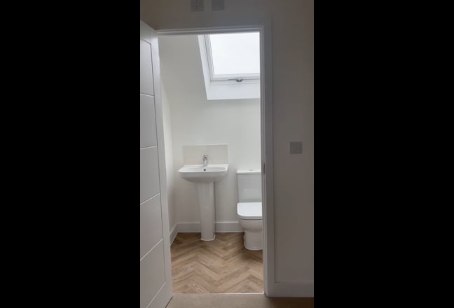 Spacious Ensuite Room on Private Floor Newly built Main Photo
