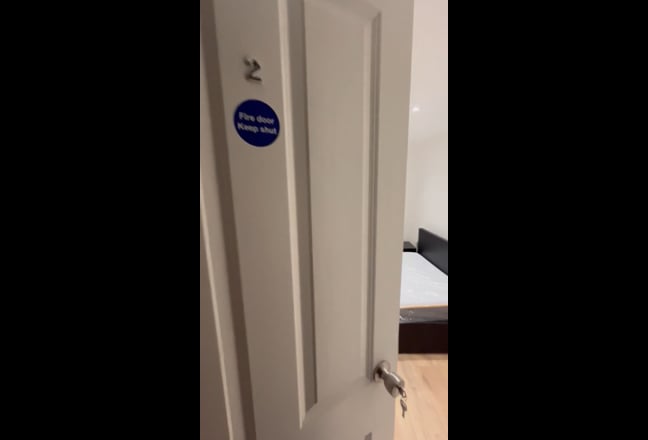 Large double room - 10mins from e&c tube station Main Photo