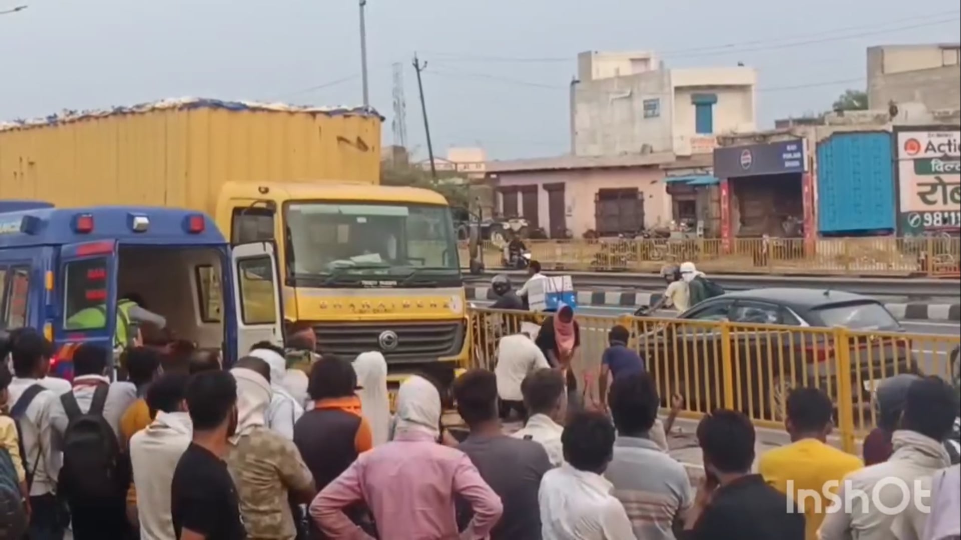 रहस्यमयी मौत से मचा हड़कंप: नाले में मिला युवक का शव, पास खड़ा मिला बंद बॉडी ट्रक
कोसीकलां। आगरा-दिल्ली राष्ट्रीय राजमार्ग की सर्विस लेन पर आर्य नगर के समीप एक युवक का शव नाले में मिलने से क्षेत्र में सनसनी फैल गई। शव के निकट एक बंद बॉडी ट्रक भी खड़ा मिला, जिससे मामला संदिग्ध नजर आ रहा है। सूचना मिलने पर पुलिस मौके पर पहुंची और जांच शुरू कर दी।