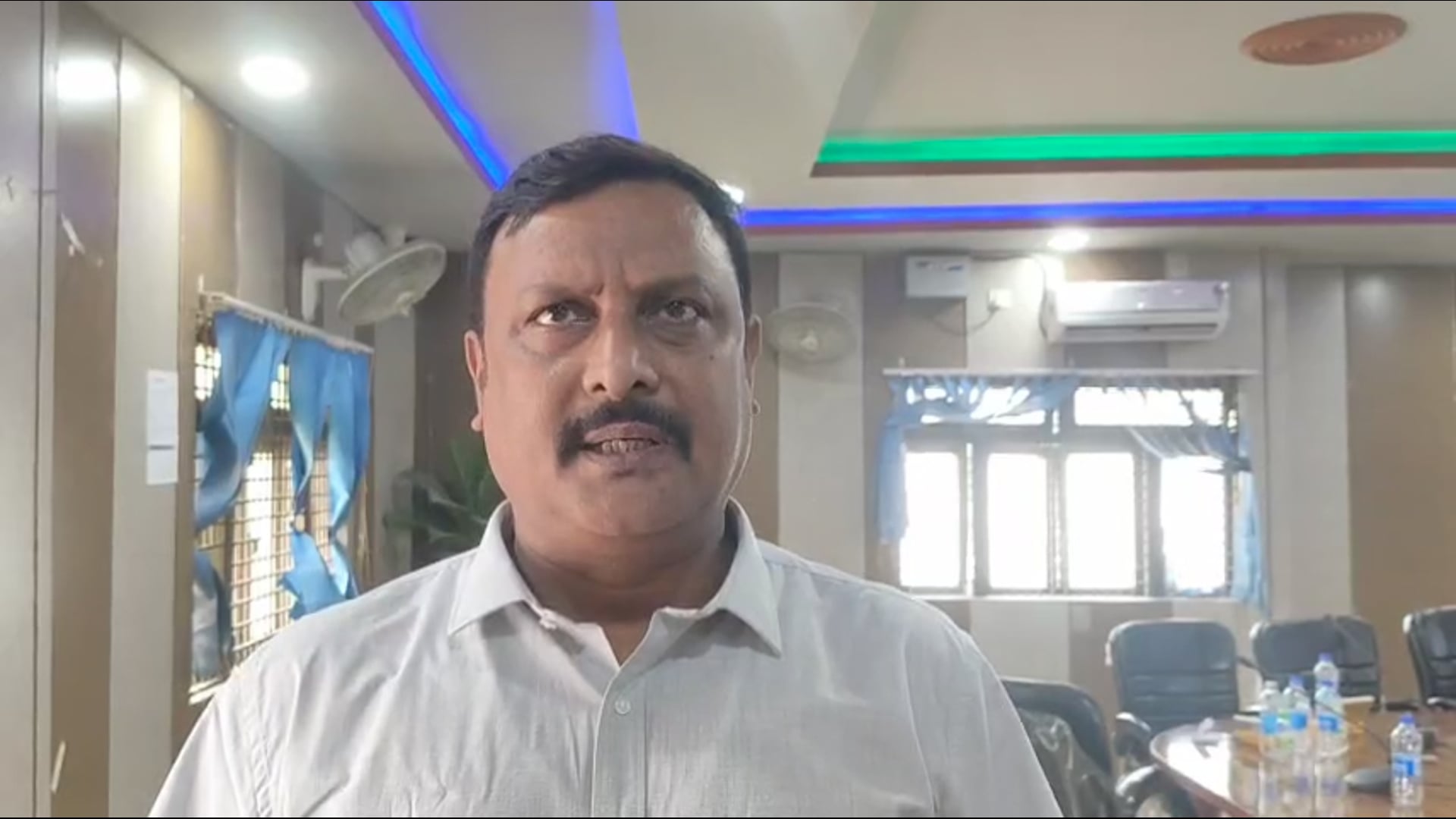 "राकेश सिंह बोले— विकास योजनाएं धरातल पर उतरें; नगर परिषद बैठक में सफाई और कार्यशैली पर घमासान