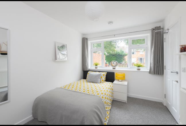 Spacious and light double ensuite with parking Main Photo