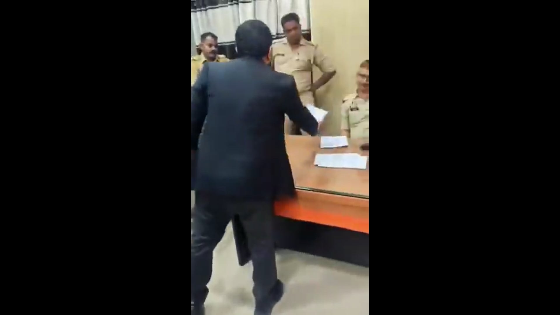 ▶️लखनऊ ◀️  विभूतिखंड थाने में इंस्पेक्टर उपेंद्र सिंह पर गंभीर आरोप लगाते हुए अधिवक्ताओं ने हंगामा किया और उनके खिलाफ एफआईआर दर्ज करने की मांग की। अधिवक्ताओं का आरोप है कि इंस्पेक्टर ने जातिसूचक टिप्पणी करने के साथ अभद्र व्यवहार किया।
जानकारी के अनुसार, अधिवक्ता पंकज मिश्रा अपने एक निजी मामले में प्रार्थना पत्र देने विभूतिखंड थाने पहुंचे थे। इसी दौरान उनकी इंस्पेक्टर उपेंद्र सिंह से कहासुनी हो गई। आरोप है कि इंस्पेक्टर ने आपत्तिजनक और जातिसूचक टिप्पणियां कीं, जिससे अधिवक्ताओं में नाराजगी फैल गई। मामले को लेकर अधिवक्ताओं ने थाने पर विरोध प्रदर्शन करते हुए संबंधित अधिकारी के खिलाफ कार्रवाई की मांग की। पुलिस प्रशासन की ओर से मामले की जांच की जा रही है।