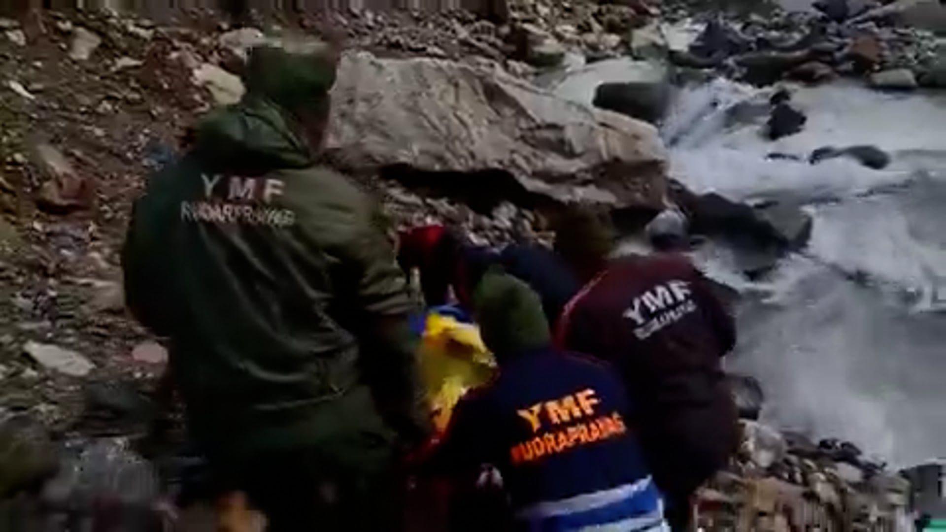 ▶️उत्तराखंड◀️ केदारनाथ यात्रा मार्ग में 2 श्रद्धालू गहरी खाई में जा गिरे 1 की मौत हो गई है 
दूसरा गंभीर घायल है
दोनों मंदिर से दर्शन कर लौट रहे थे
शॉर्टकट से नीचे आने के चक्कर में पैर फिसल गया और खाई में गिर गए
मृतक प्रियांशु शुक्ला यूपी का निवासी है और घायल मोहित दिल्ली का निवासी है