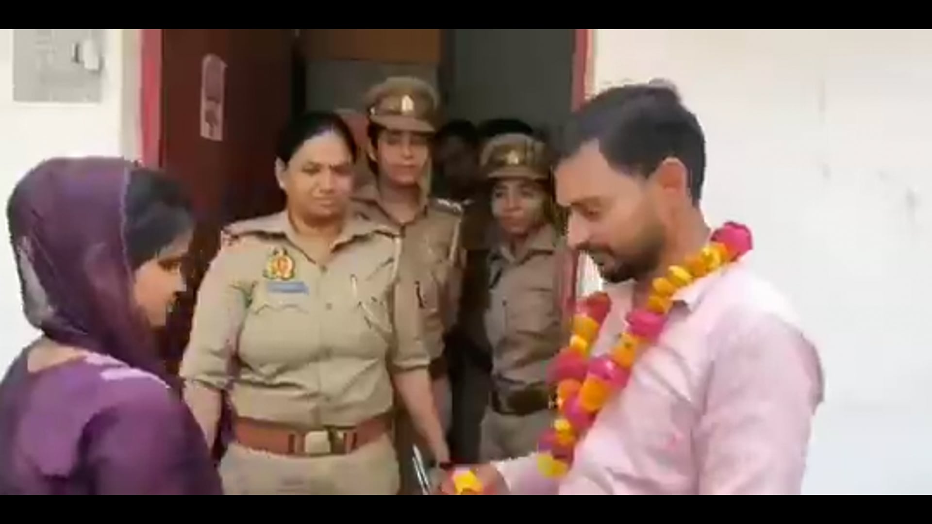 लखनऊ- मनमुटाव के कारण टूटने वाली थी शादी, लेकिन बख्शी का तालाब महिला थाना प्रभारी मेनका सिंह ने सुलह करा दी।

थाना परिसर में ही युवक-युवती ने माला पहनाकर, मिठाई खिलाकर शादी रचा ली

पुलिस और परिजनों की मौजूदगी में प्यार और भरोसे की जीत हुई