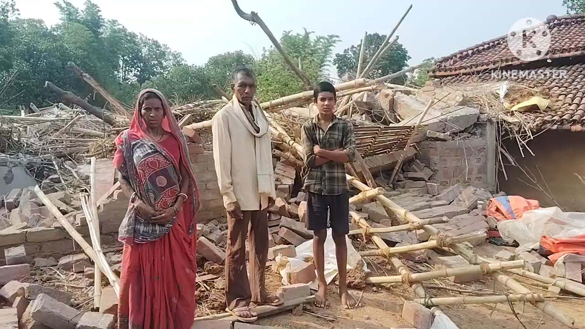वन विभाग ने वन क्षेत्र में बना रहे पक्के मकान को जेसीबी मशीन से नियमानुसार किया ध्वस्त,पीड़ित ने कार्रवाई को बताया अवैध 
