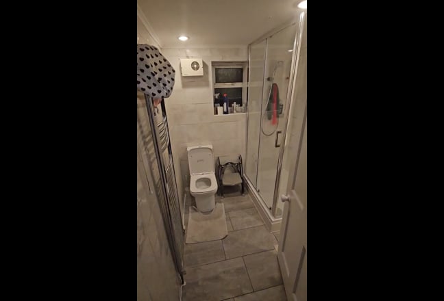 En suite & room, large house. Station 10min walk. Main Photo