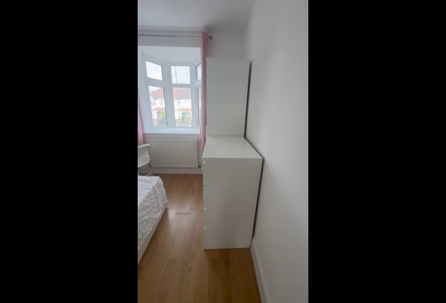🏡✨ Double Room in Raynes Park – Available Now Main Photo