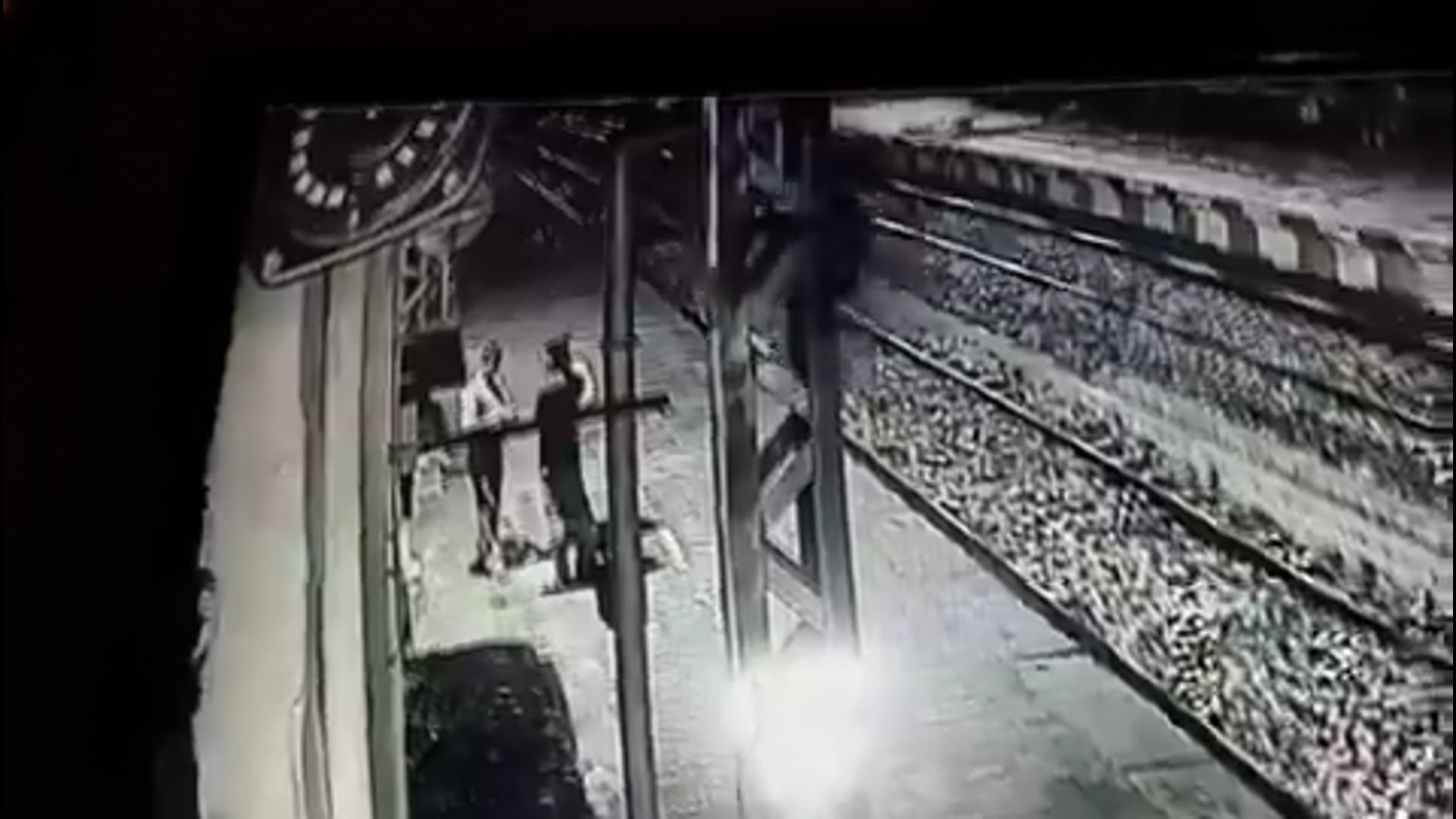 ▶️......यूपी: बुलंदशहर के खुर्जा जंक्शन पर दर्दनाक हादसा सामने आया।