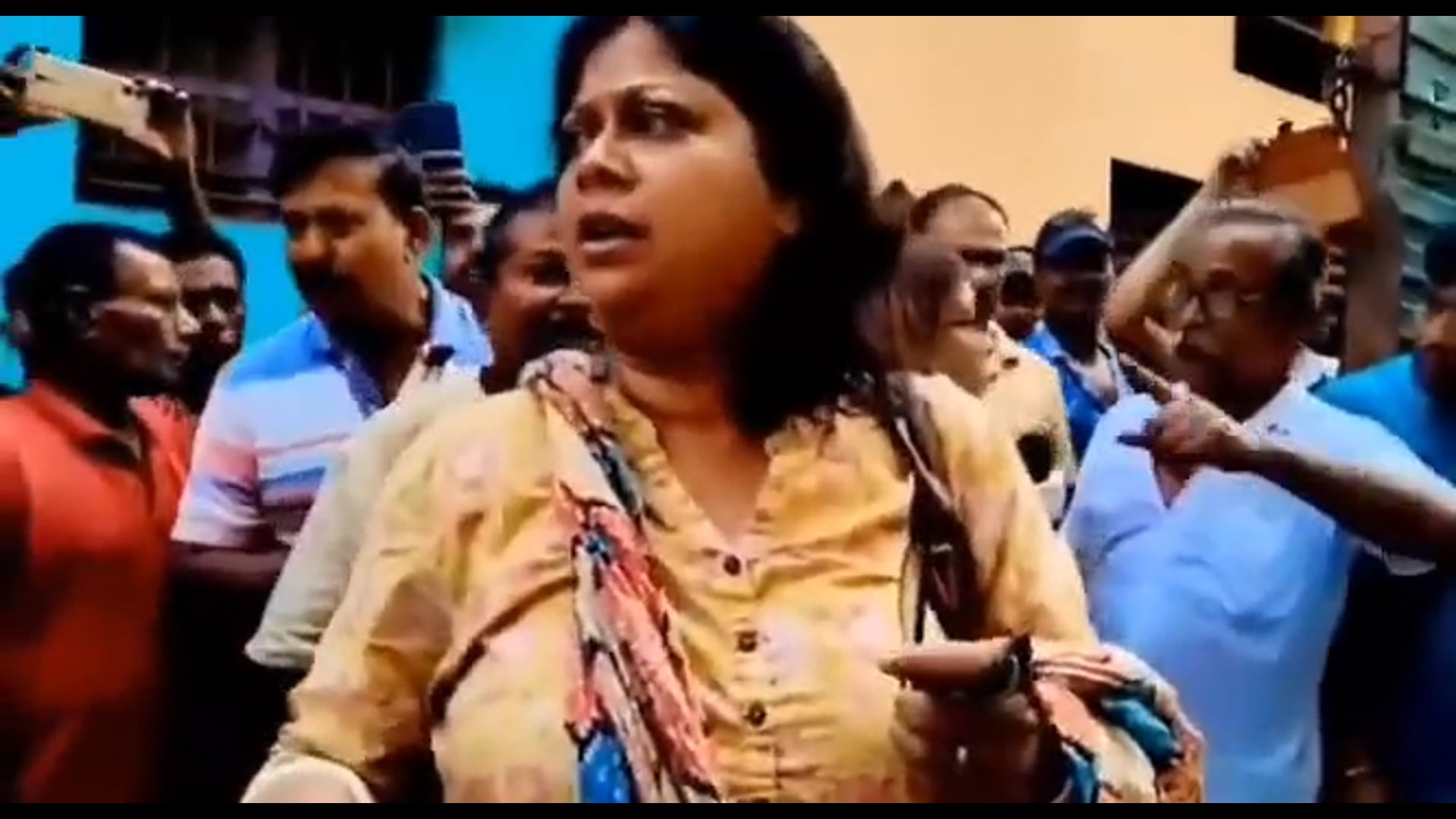 ▶️.....ये वही TMC नेता है जो हिंदू महिलाओं को 
डराने के लिए वोटिंग से पहले उन्हें विधवाओं*
वाली सफ़ेद साड़ी भेज रही थी...
*आज हवा का रुख बदला और लोगों ने इसे*
*इसके घर पंहुचकर इसकी औकात बताई और*
इसे सफ़ेद साड़ी ओढ़ाई...
बंगाल में गज़ब खेला होबे