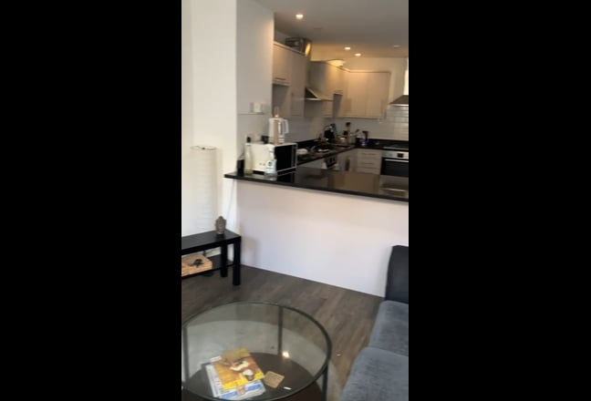 En-suite double room for single professionals Main Photo
