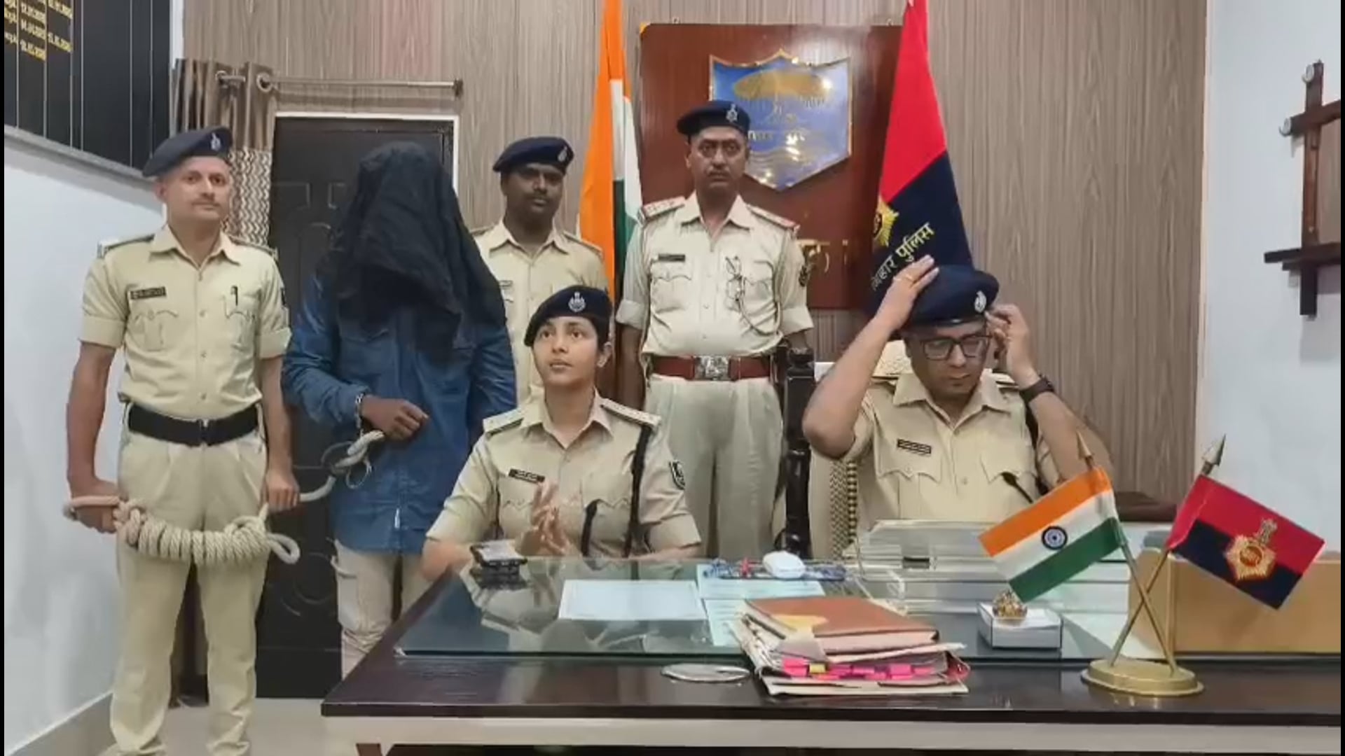 पति ने पत्नी की हत्या कर पेड़ से लटकाया, हत्यारा पति गिरफ्तार।