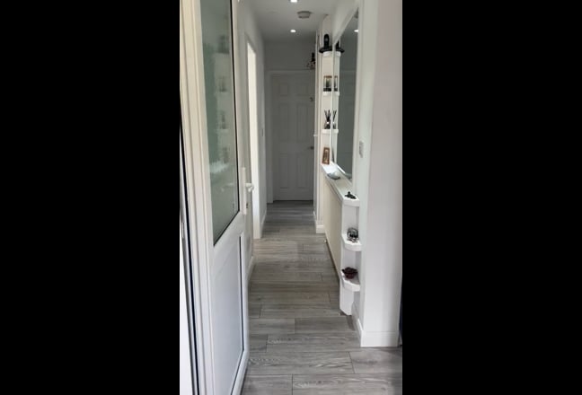 Newly decorated, furnished double room to rent. Main Photo