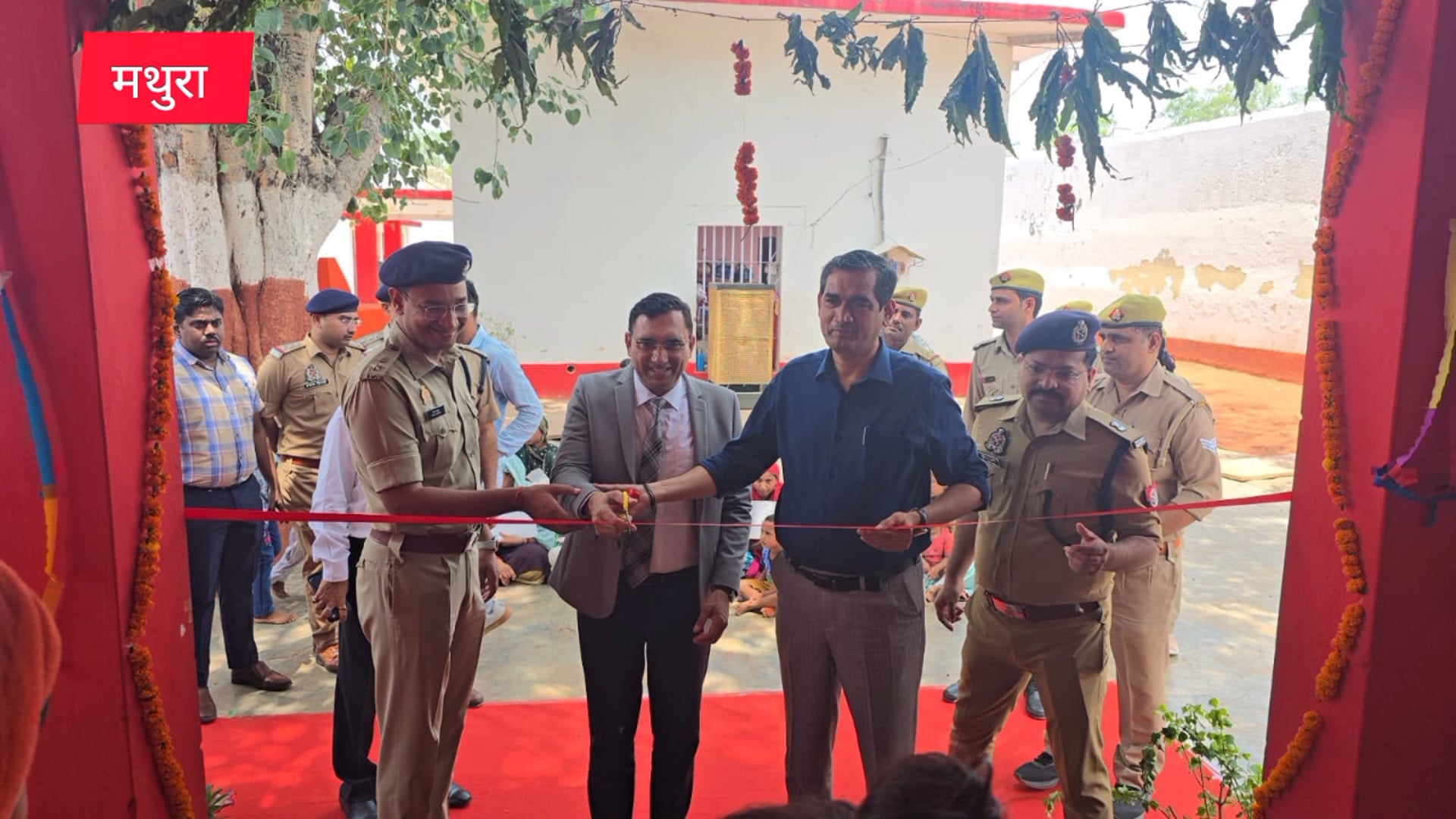 मथुरा जिला कारागार में महिला बंधिया द्वारा श्री कृष्णा माला निर्माण का उद्घाटन जिला जज विकास कुमार जिलाधिकारी चंद्र प्रकाश जी वरिष्ठ पुलिस अधीक्षक श्लोक कुमार जी ने किया