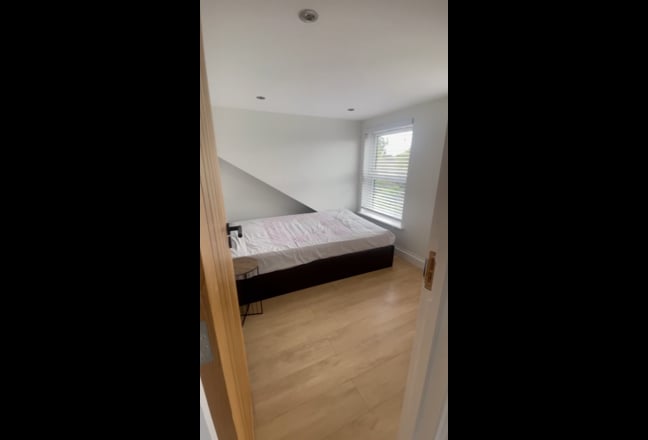 Bright loft room to Rent (Manor Park - E12) Main Photo