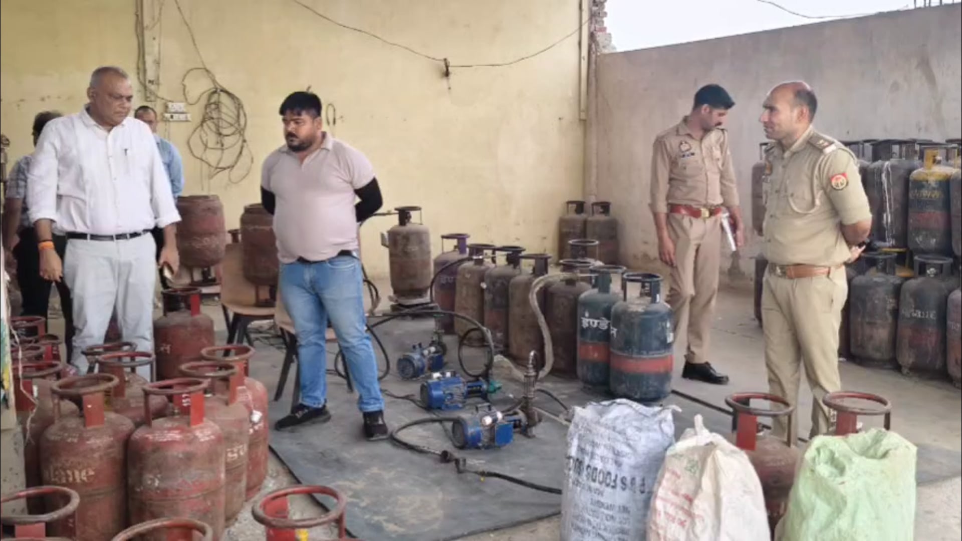 मांट पानीगांव रोड़ पर चोरी छिपे अवैध गैस रिफिलिंग और भंडारण के कारोबार हुई छापेमार कार्रवाई।