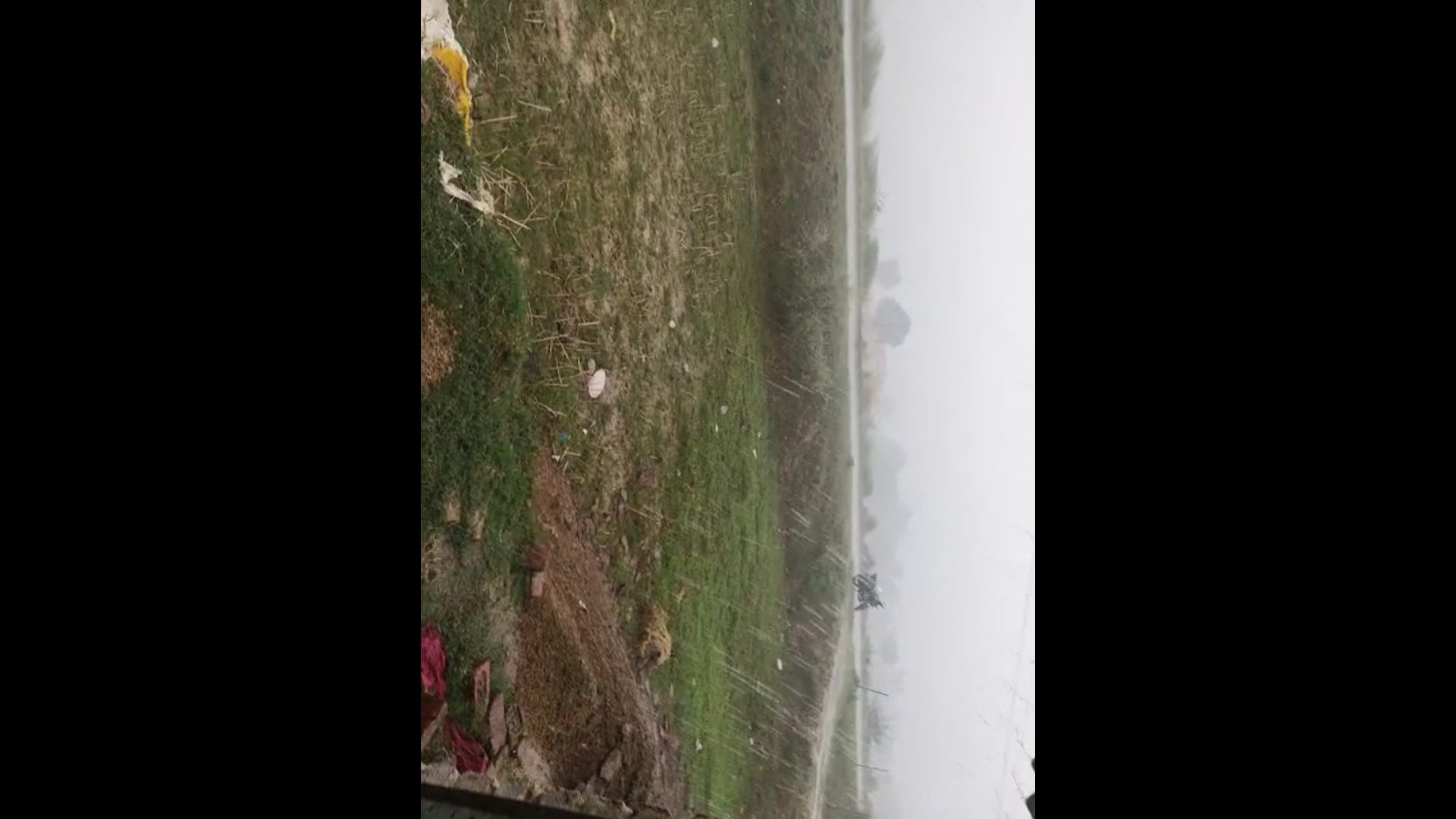 अमेठी में तेज आंधी और बरसात ने लोगों का जीवन अस्त-व्यस्त कर दिया तेज आंधी में कहीं पेड़ गिरे तो कही कच्चे मकान भी गिरे।