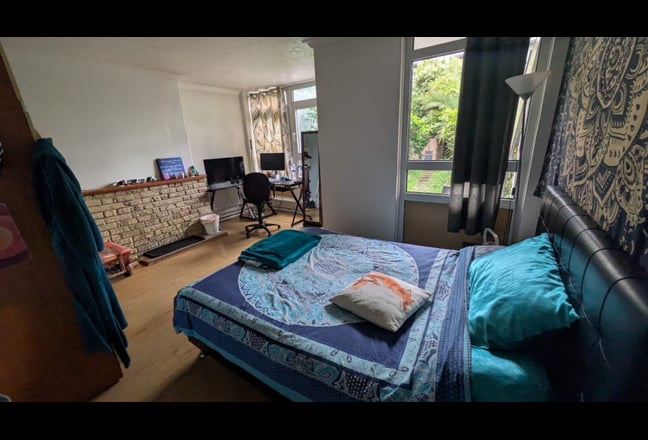 Female Only Double Room with Garden Bills Inc Main Photo