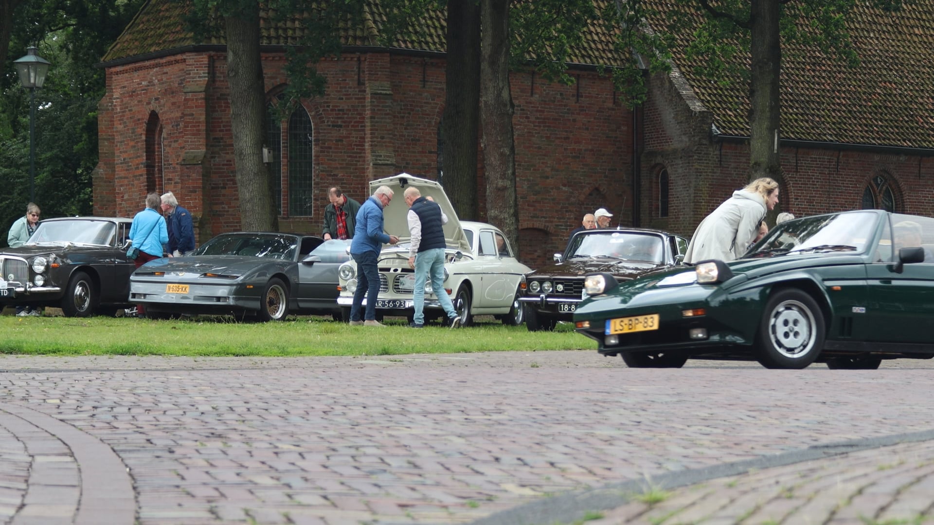 Glimmend erfgoed op de Brink: tientallen klassieke auto's vertrekken vanuit Roden voor Drentse toertocht
