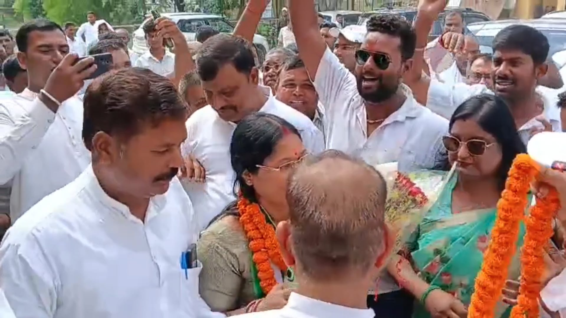 आम से तौली गईं एमएलसी शिवरानी देवी, बगहा में दिखा उत्साह