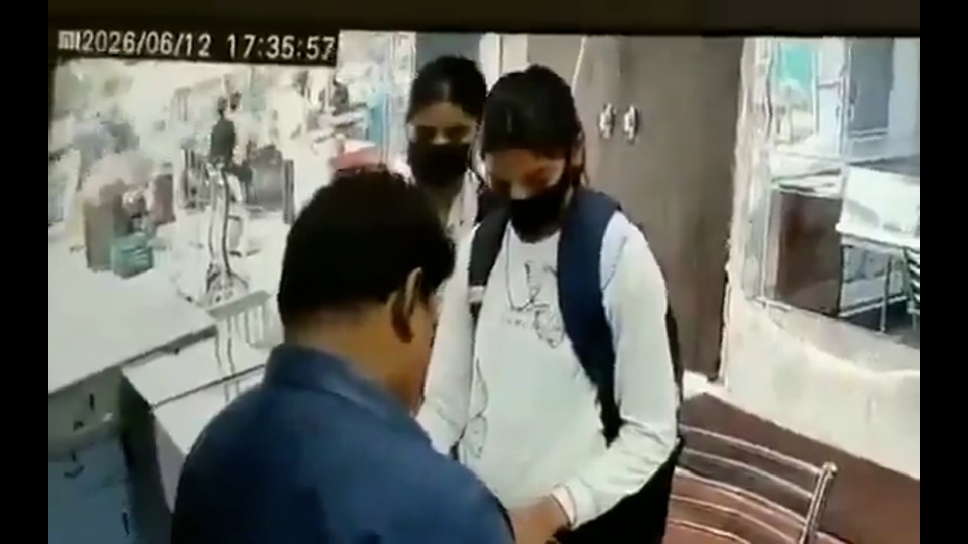 ▶️....बिहार की राजधानी पटना के दीघा इलाके में स्थित एक ज्वेलरी दुकान में लूट की कोशिश नाकाम हो गई। मास्क पहने दो युवतियां गहने देखने के बहाने दुकान में पहुंचीं और दुकानदार पर पेपर स्प्रे कर दिया, लेकिन सतर्क दुकानदार ने खुद को बचाते हुए शटर बंद कर दिया, जिससे दोनों अंदर ही फंस गईं। स्थानीय लोगों की मदद से दोनों को पकड़कर पुलिस के हवाले कर दिया गया। पूरी घटना सीसीटीवी में कैद हुई है और सोशल मीडिया पर वीडियो तेजी से वायरल हो रहा है।