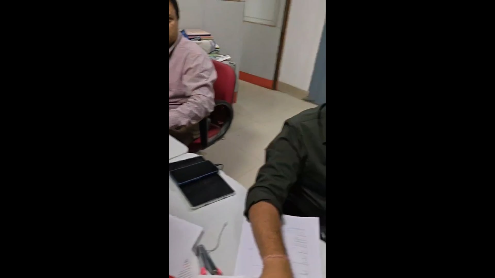 पलिया के बैंक ऑफ बड़ौदा में खाताधारकों का शोषण, कर्मचारियों पर अभद्र व्यवहार और केवाईसी में लापरवाही के आरोप