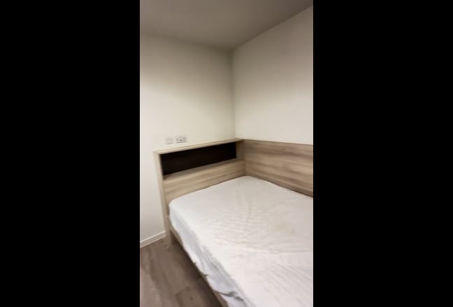 &pound;200pw Large Ensuite Room | Stratford | UCL East Main Photo