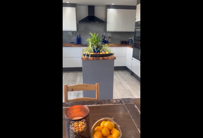 Newly decorated, furnished double room to rent. Main Photo