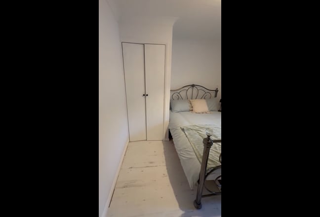 Bright and airy newly decorated double bedroom  Main Photo
