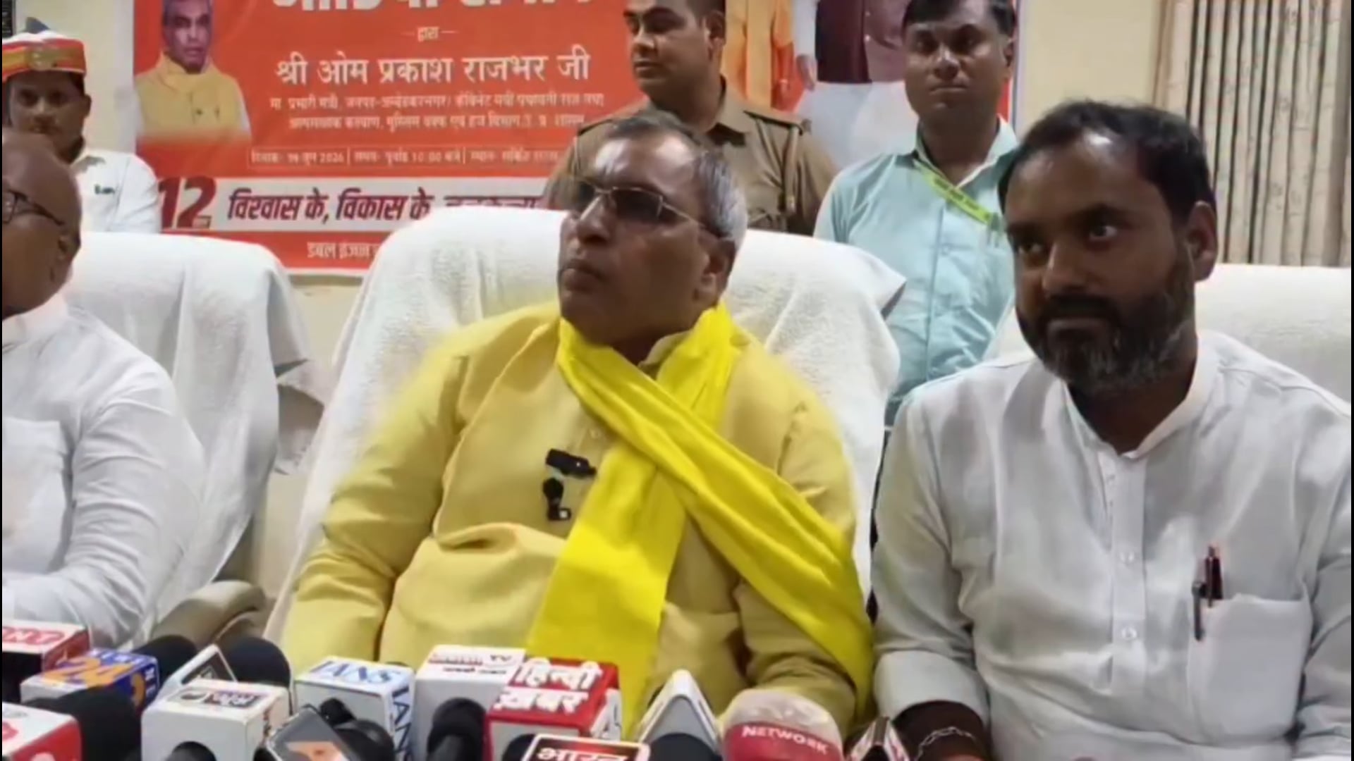 अंबेडकर नगर 
मंत्री ओम प्रकाश राजभर का विवादित बयान,AIMIM प्रदेश अध्यक्ष शौकत अली पर तीखा हमला,उत्तर प्रदेश सरकार के मंत्री का AIMIM के प्रदेश अध्यक्ष शौकत अली पर विवादित टिप्पणी करते हुए उन्हें अनपढ़ और जाहिल कहा।