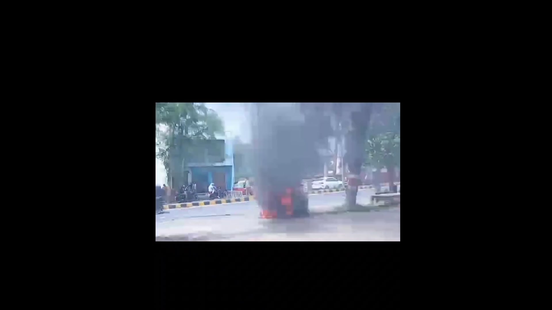 MANT-गोवर्धन रोड के CNG पंप पर मचा हड़कंप, चंद सेकंड में धू-धू कर जला, वाहन,,