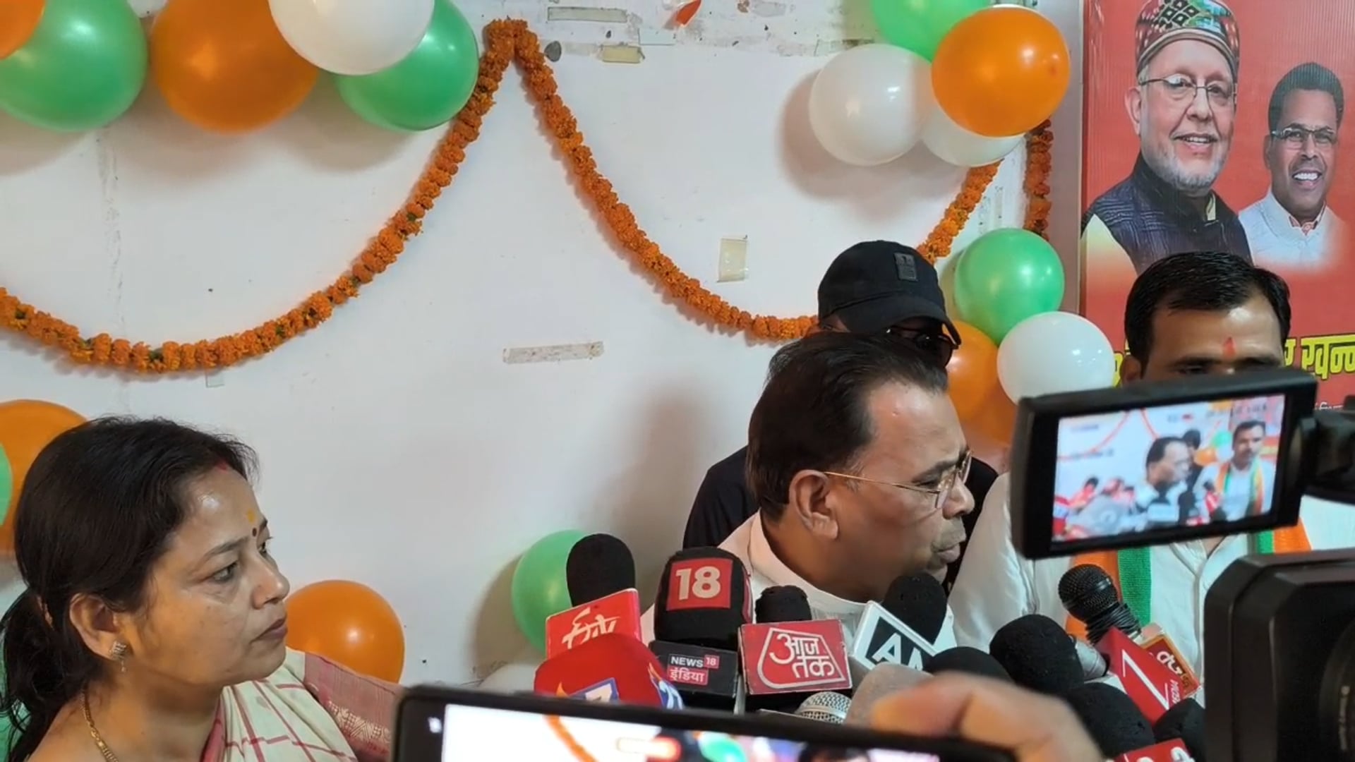 केंद्र सरकार के 12 वर्ष पूर्ण होने पर प्रभारी मंत्री ने गिनाईं उपलब्धियां

शाहजहांपुर में आयोजित प्रेस वार्ता में उत्तर प्रदेश सरकार के प्रभारी मंत्री नरेंद्र कश्यप ने प्रधानमंत्री नरेंद्र मोदी के नेतृत्व में केंद्र सरकार के 12 वर्ष पूरे होने पर सरकार की उपलब्धियों का उल्लेख किया। उन्होंने जनधन, आयुष्मान भारत, पीएम किसान, उज्ज्वला, आवास, जल जीवन मिशन और डिजिटल गवर्नेंस जैसी योजनाओं को गरीबों, किसानों, महिलाओं और युवाओं के सशक्तिकरण का आधार बताया।