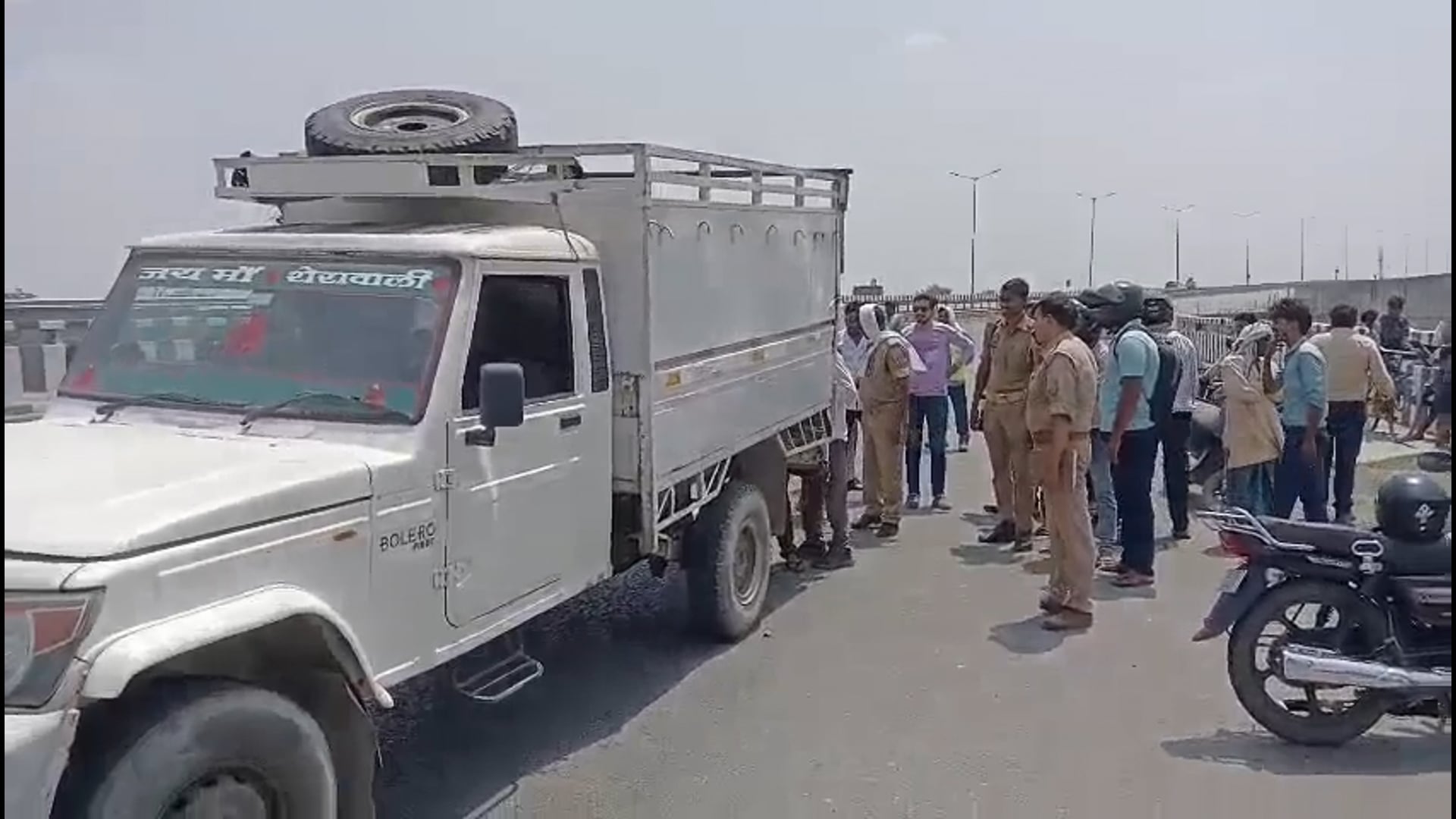 बोलोरो से टक्कर के बाद बाइक सवारों को ट्रक ने रौदा,क्षेत्र पंचायत सदस्य की मौत से मचा कोहराम