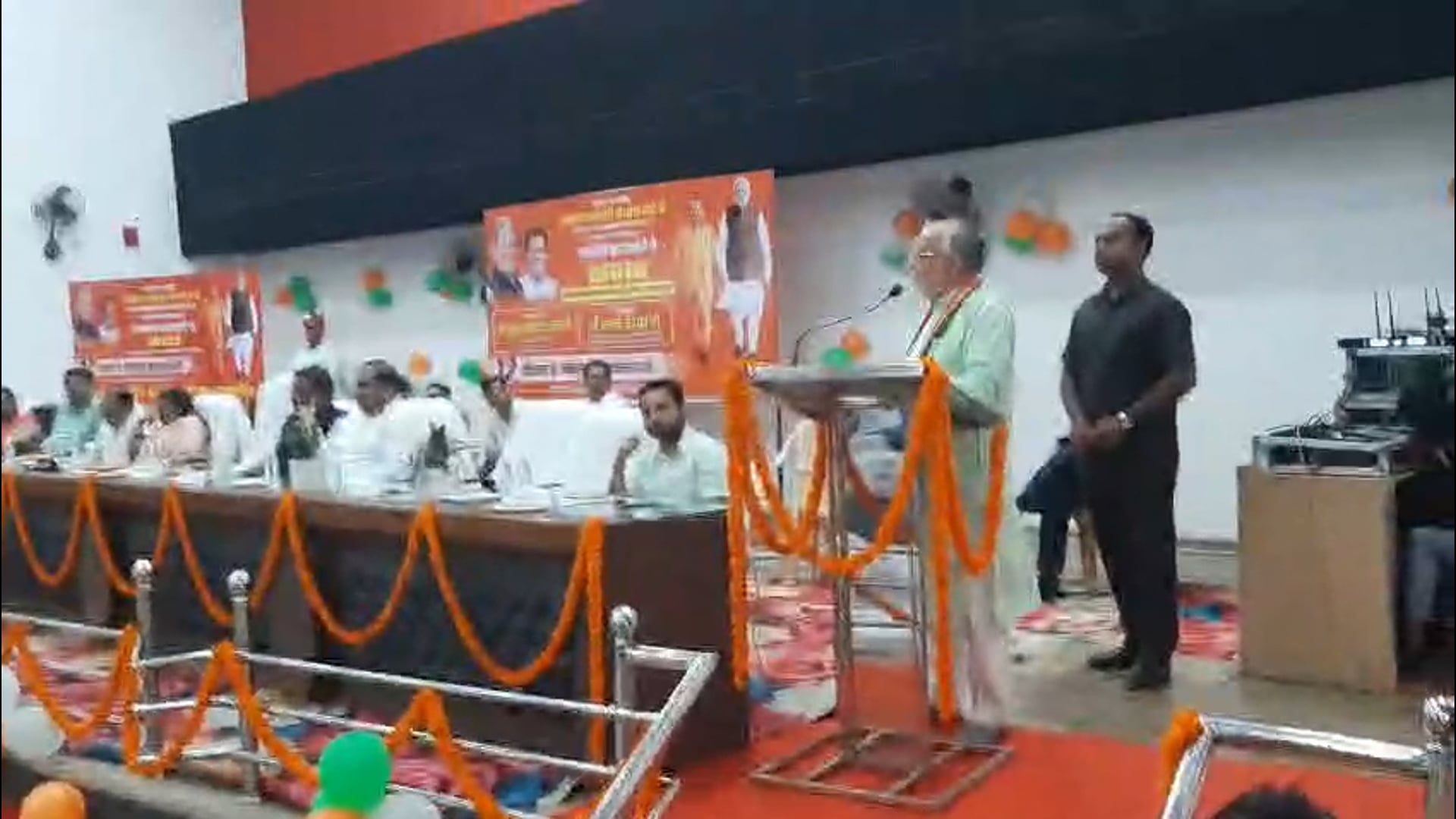 शाहजहांपुर में केंद्र सरकार के 12 वर्ष पूर्ण होने के अवसर पर "सेवा, संस्कार, सुशासन एवं सम्मान" थीम के तहत सामाजिक कार्यकर्ताओं के साथ संवाद कार्यक्रम आयोजित किया गया। कार्यक्रम में उत्तर प्रदेश के वित्त एवं संसदीय कार्य मंत्री Suresh Kumar Khanna तथा प्रभारी मंत्री Narendra Kashyap ने केंद्र और प्रदेश सरकार की विभिन्न जनकल्याणकारी योजनाओं एवं उपलब्धियों की जानकारी दी।
