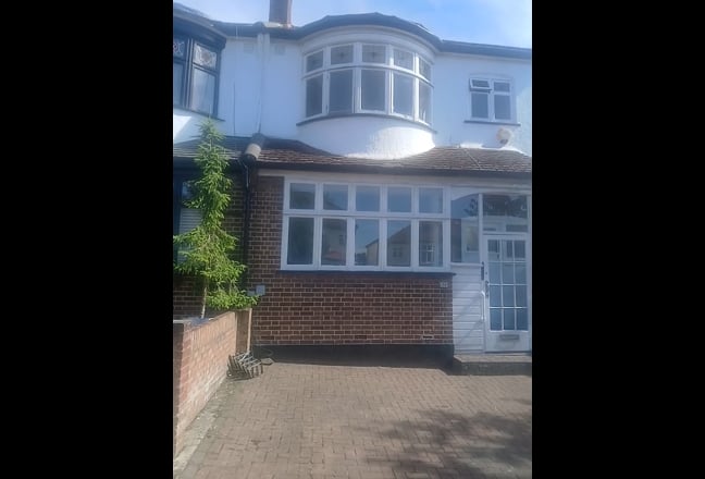 Rooms available in 3 bedroom house in West Norwood Main Photo