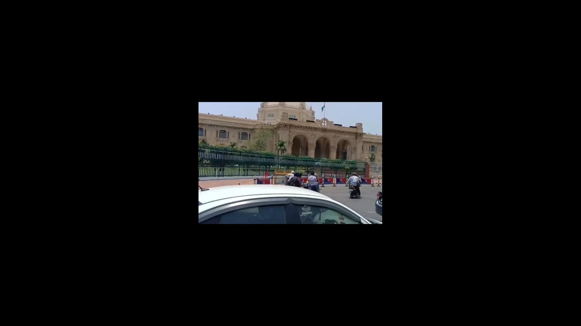 ▶️......लखनऊ: विधानसभा के बाहर दो महिलाओं ने किया आत्मदाह का प्रयास....*