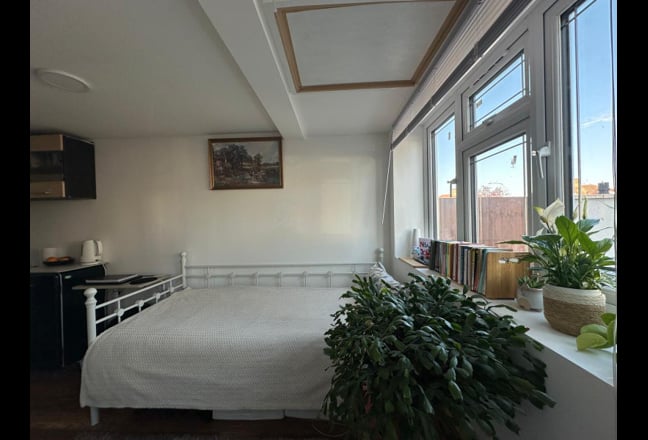 Single En-suite Garage Room - Available ASAP Main Photo
