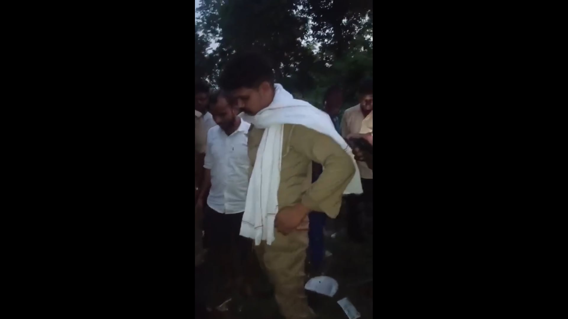 लखीमपुर खीरी ढखेरवा मार्ग पर भीषण सड़क हादसा, बाइक और कार की टक्कर में गंभीर रूप से घायल व्यक्ति।