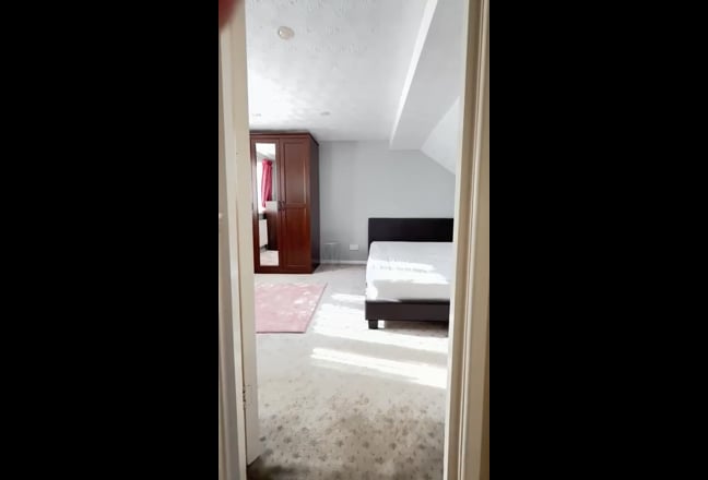 2 Large Double Rooms (En suite  WC & Shower ) Main Photo