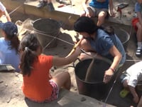 Infants participen en la simulació d'una excavació amb motiu de les Jornades Europees d'Arqueologia