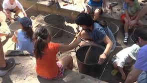 Infants participen en la simulació d'una excavació amb motiu de les Jornades Europees d'Arqueologia