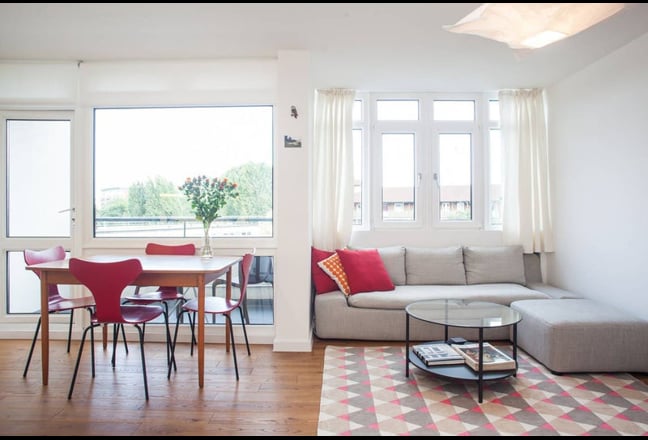 2 dbl rooms -renovated architecture gem- bills Inc Main Photo