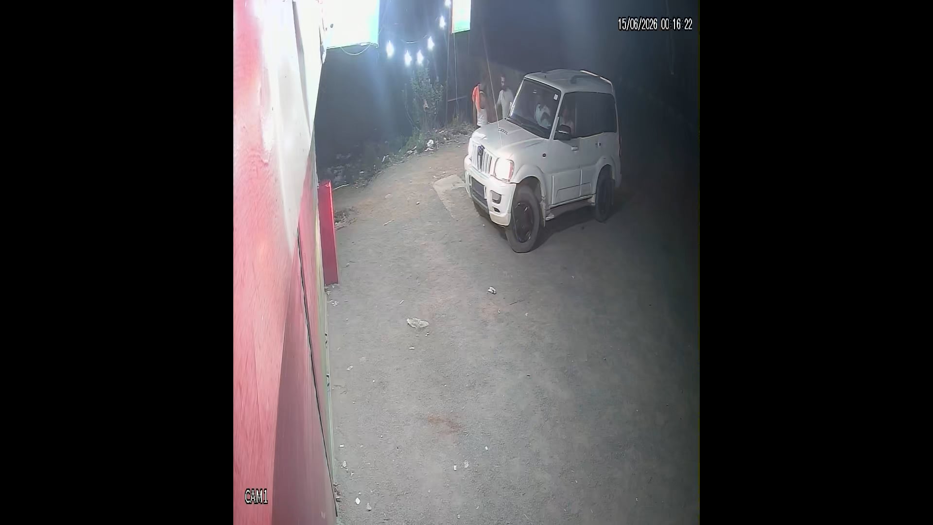 ▶️......सतना जिले के रामपुर बघेलान बाईपास में स्थित शराब की दुकान में जिला पंचायत सदस्य के पति अन्नू सिंह निवासी मतहा और पुत्र श्रेयस की दबंगई पहले शराब के लिए मारपीट इसके बाद स्कॉर्पियो दौड़ाकर जान से मारने का वीडियो हुआ वायरल*