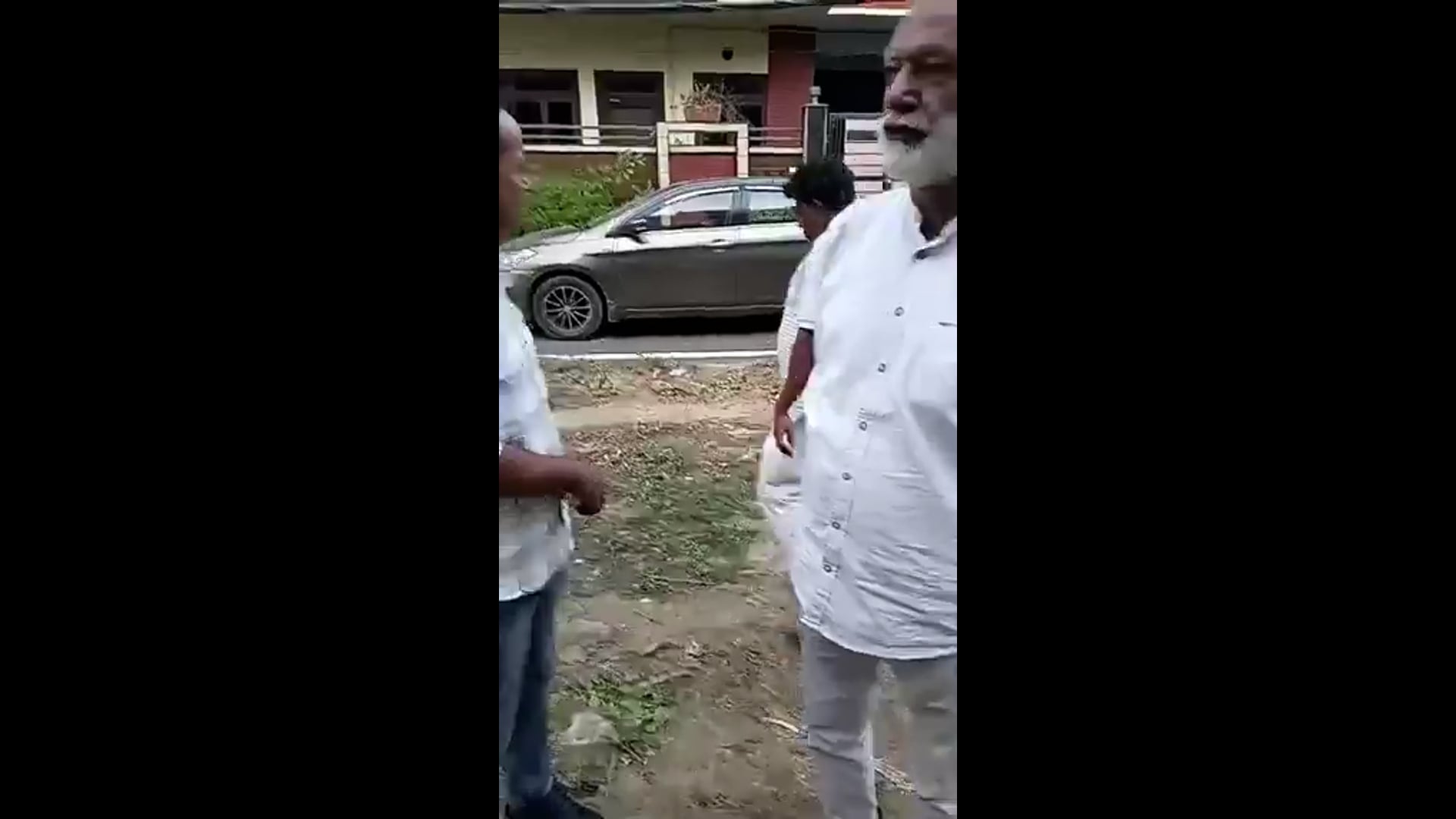 ▶️....UP: आगरा में ज़मीन पर कब्जा करने का आरोप है। आरोप यूपी सरकार की कैबिनेट मंत्री के बेटे पर है। स्थानीय लोगों ने वीडियो बनाकर वायरल किया है। बेशकीमती प्रॉपर्टी बतायी जा रही है। 
जिस जगह यह प्रॉपर्टी है उस रोड पर तमाम फाइव स्टार होटल्स, ताजमहल, मेट्रो, रूफटॉप सब है
