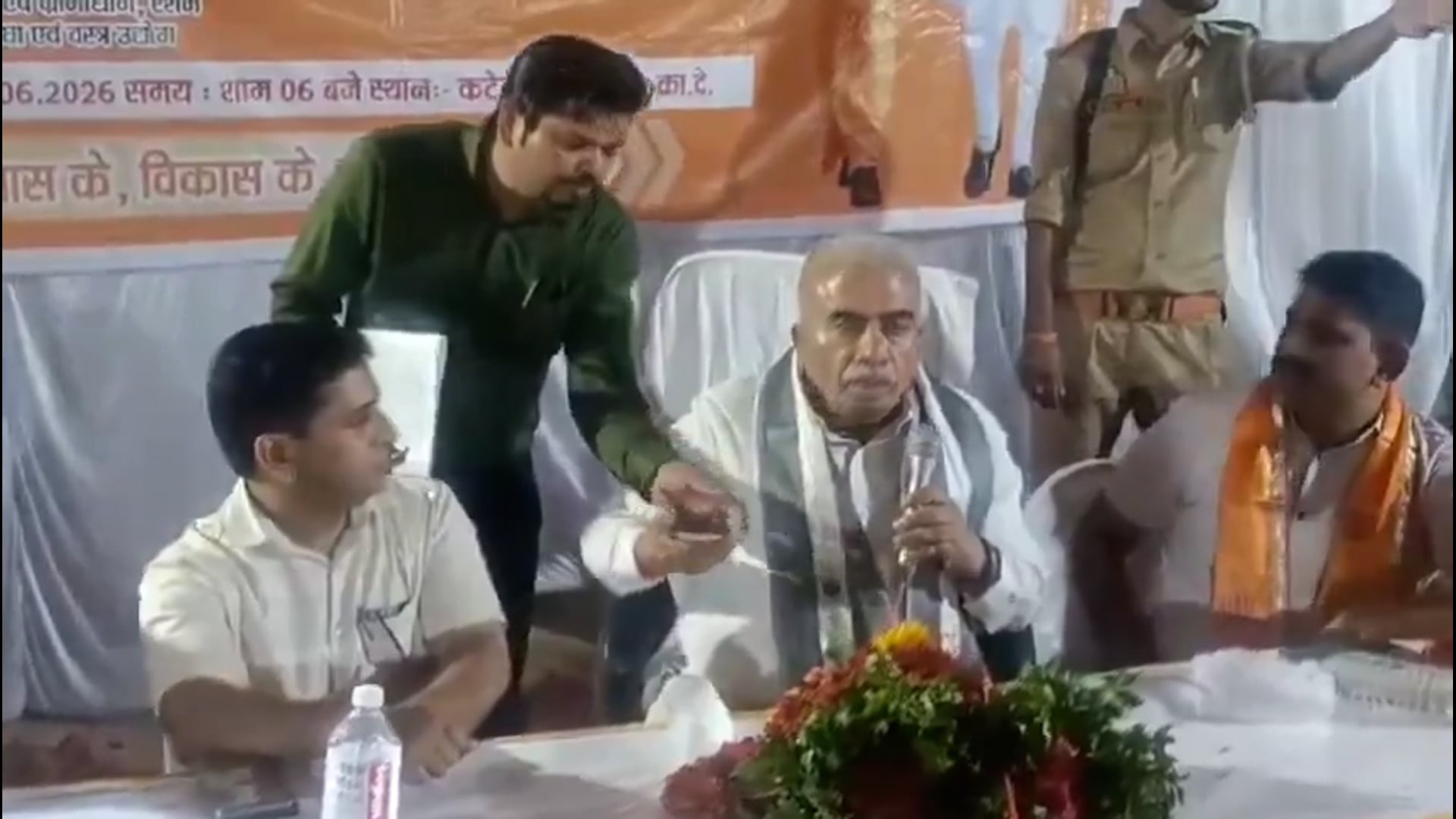 ▶️.....योगीराज में नौकरशाही पूरी तरह हो चुकी है, बेलगाम। 
जब कैबिनेट मंत्री की नहीं सुनी जा रही है तो आम आदमी की क्या मजाल...
"हैलो हाँ, DM साहब बोल रहे हैं। पंचायतों का मजाक बना रखा है. यहां पंचायत चल रही है और कोई अधिकारी नहीं है। SDM-तहसीलदार कोई नहीं है।" 
ये कैबिनेट मंत्री राकेश सचान हैं, कानपुर देहात में दो घंटे तक चौपाल लगाकर बैठे रहे, लेकिन न तो एसडीएम पहुंचे और न ही तहसीलदार। अधिकारियों के नहीं पहुंचने पर मंत्री जी भड़क गए।