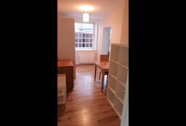 Proberbly the largest room in London!!! Main Photo